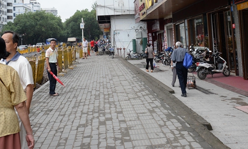 修整后的人行道，外側已鋪上路沿石