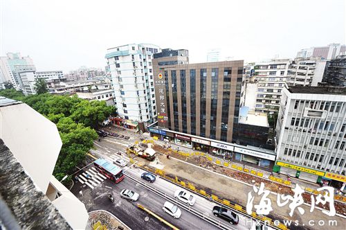 鼓屏路主路已恢復通車，但修整后的人行道很窄，沒法預留樹池位置