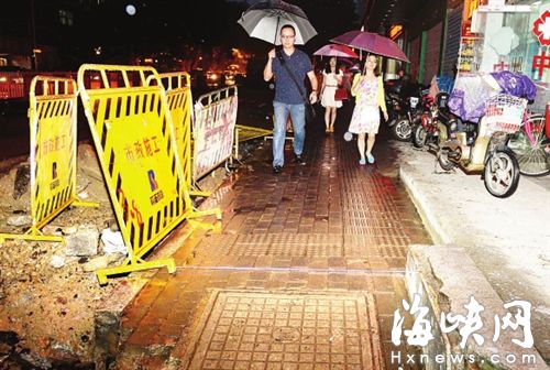 修整后的人行道最窄處只有1.4米寬，還緊挨著沿街店面