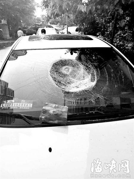 今年6月2日，業主的車被高空拋物砸壞，這類事情在小區內經常發生（資料圖） 