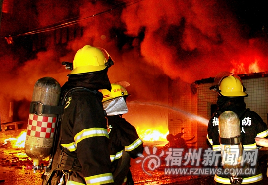 消防員空降火場 6旬夫婦獲“救命空氣”逃離火海