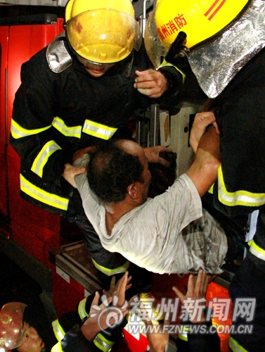 消防員空降火場 6旬夫婦獲“救命空氣”逃離火海