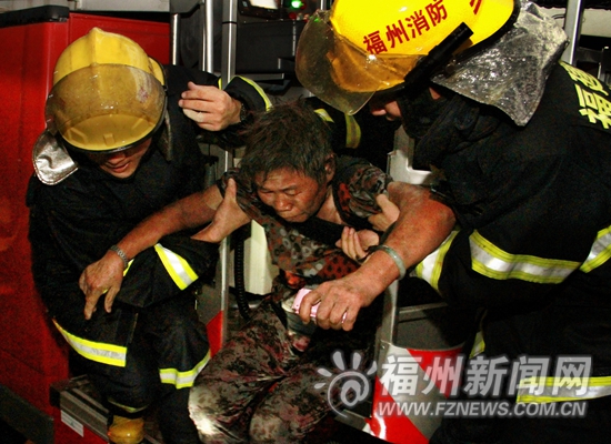 消防員空降火場 6旬夫婦獲“救命空氣”逃離火海