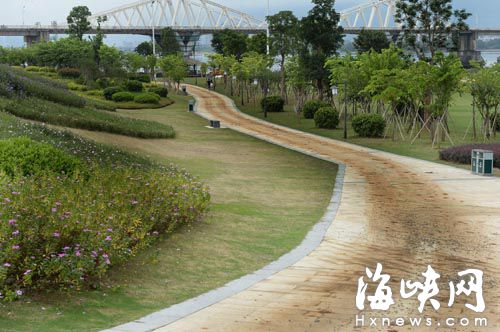沙灘公園工程車橫穿，散落滿地泥石