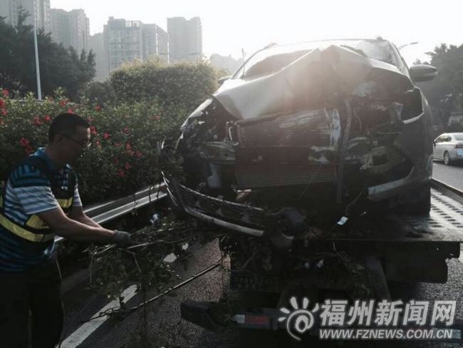 護欄插進小車駕駛室　安全氣囊彈開司機逃過一劫