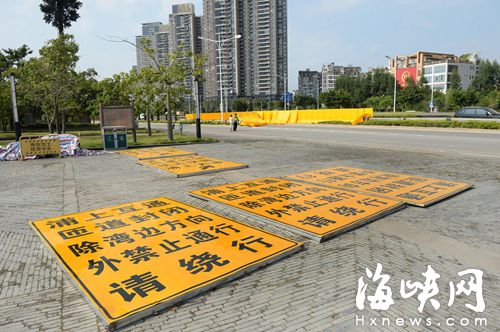 十幾面施工提示牌閑置在路邊