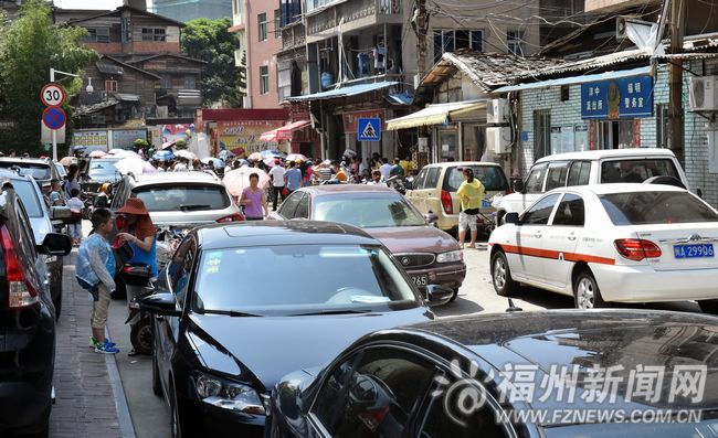 國貨路小學門口違停車堵癱　交警一天罰二三十輛
