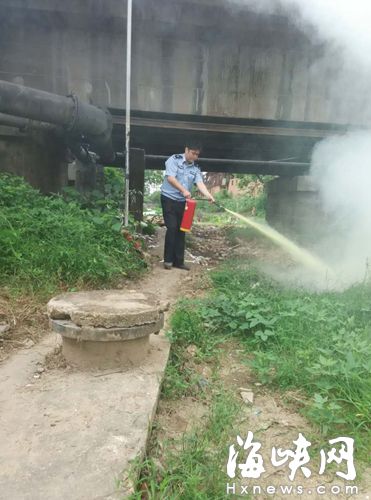 民警拿著滅火器撲火