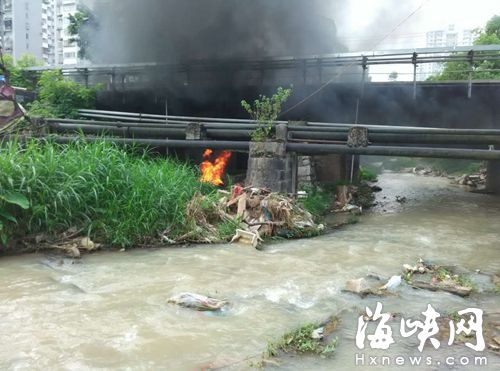 橋下燒垃圾，黑煙滾滾，威脅到邊上火車行駛安全