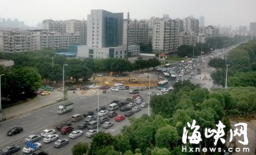 受浦上大橋東橋頭封閉影響，昨日上午，金山大道出現(xiàn)交通滯留
