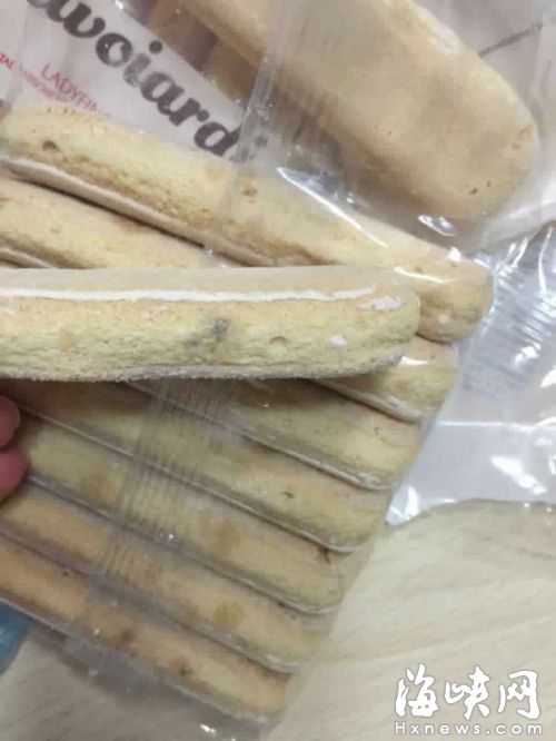 吳女士購買的﹃福百妮手指餅干﹄有不少霉點