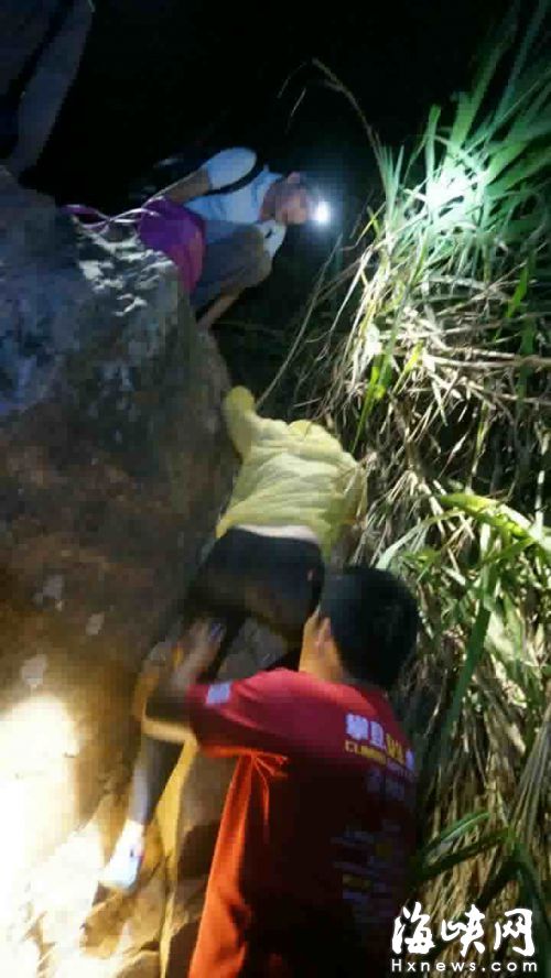 搜救隊員救出被困者