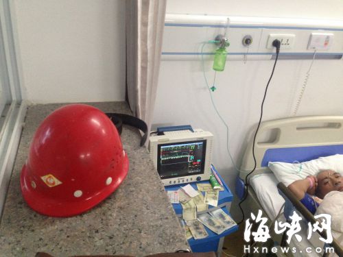 嗆到水的工人在醫(yī)院搶救中，濕的錢也晾在旁邊 (1)