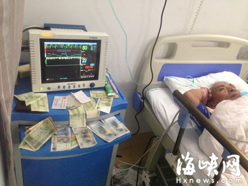嗆到水的工人在醫(yī)院搶救中，濕的錢也晾在旁邊