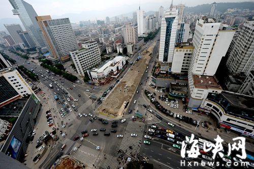 樹兜站東側圍擋區域內，路面平整已經接近尾聲