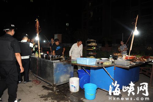 排尾路一大排檔占用人行道經營，垃圾污染路面，被依法取締