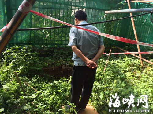 天水園小區污水管泄漏沖刷綠化帶 現直徑1米深坑