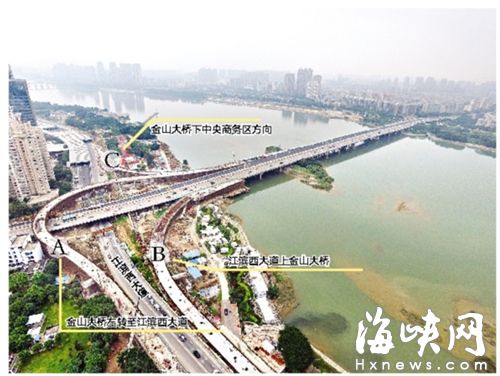 金山大橋復線橋主橋瀝青已經鋪設完畢，正進行柵欄焊接等后續工作，三匝道路面也已修建完成