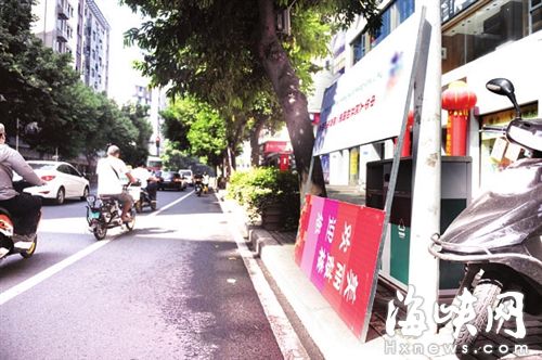 福州津泰路路邊擺放廣告牌　突然倒下連砸兩騎手