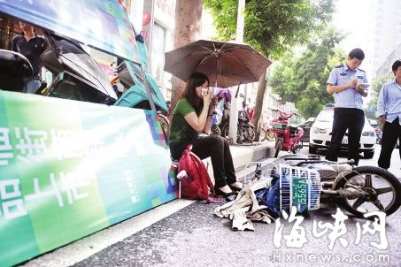 福州津泰路路邊擺放廣告牌　突然倒下連砸兩騎手