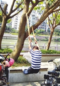 福州光明港公園里　男子把樹木當健身器材練臂力