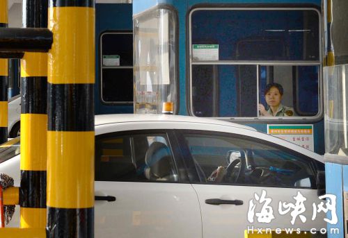 高速路收費(fèi)站里，空氣中污染物容易聚集，影響收費(fèi)員健康