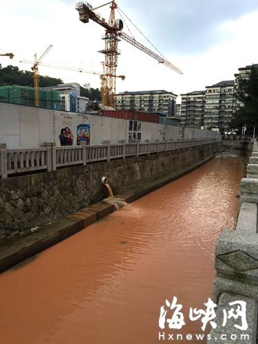 9月12日，“省安公司”工地，將泥漿水直排屏東河，河水變成紅色(本報資料圖)