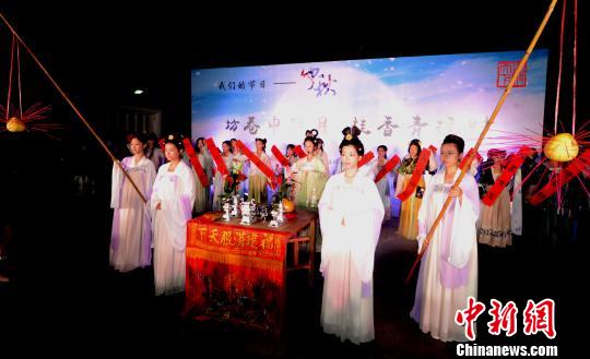 福州重現(xiàn)傳統(tǒng)中秋祭月擺塔祈福活動