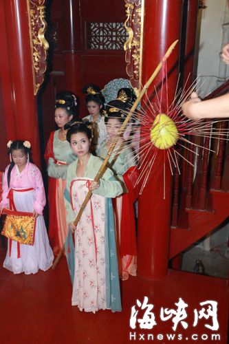三坊七巷舉行拜月典禮　福州漢服少女挑柚子祭月