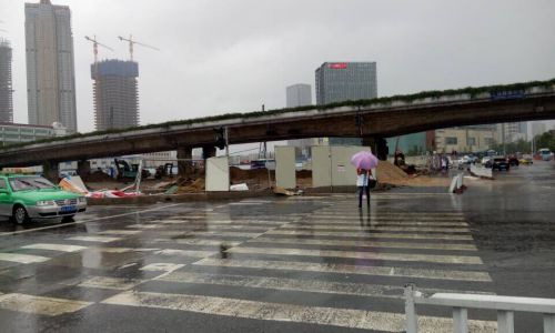西二環路寶龍路口，施工圍擋被吹得七零八落。早上7七點，市民林先生路過時電動車被吹落的擋板砸到前輪，差點摔倒。