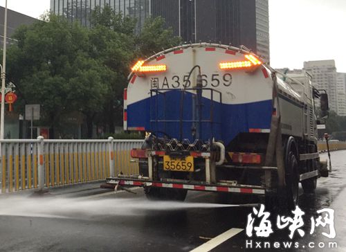 暴雨如注，一輛清洗車仍在五四路上噴水作業(yè)  