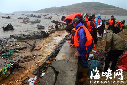 福清沙埔鎮(zhèn)一處海堤也發(fā)生險(xiǎn)情，當(dāng)?shù)鼐o急搶險(xiǎn)，加固了海堤      