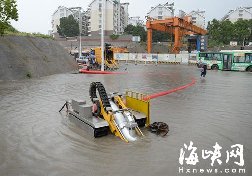 火車站北廣場附近的三環輔道積水，水務公司用”龍吸水“排水