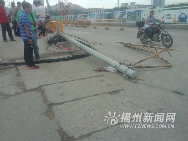 工人爬電桿拆廢舊纜線　底部斷裂被砸中頭部身亡