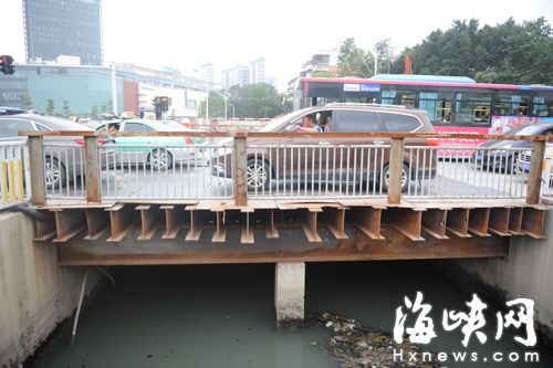 橋面上鐵板斷裂后，汽車碾過，鐵板下的支架都會晃動
