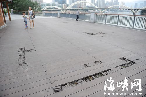 棧道上的木板隨處可見破損