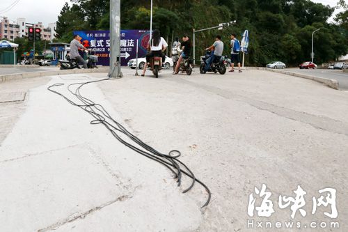 電線裸露在地面上
