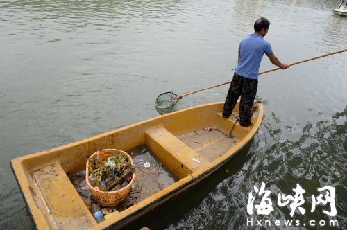 湖面垃圾多，清理起來(lái)費(fèi)時(shí)費(fèi)力