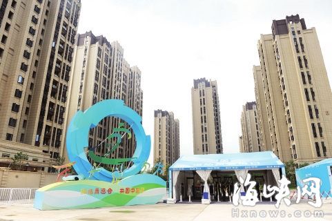 青運村入口擺放著村徽，歡迎運動員入住