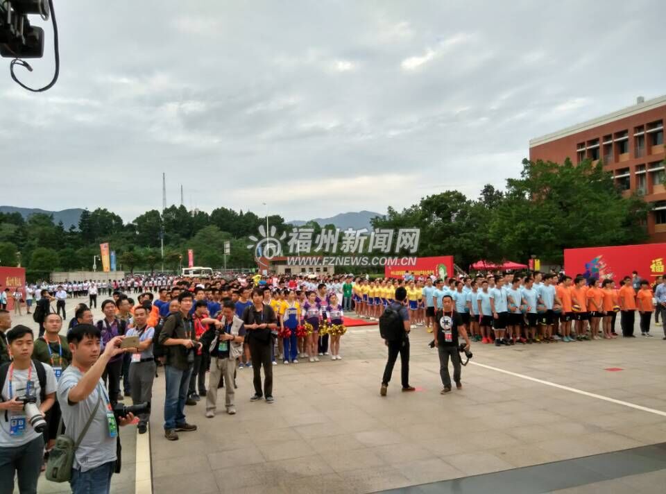福州一中旗山校區火炬傳遞起跑儀式現場準備就緒