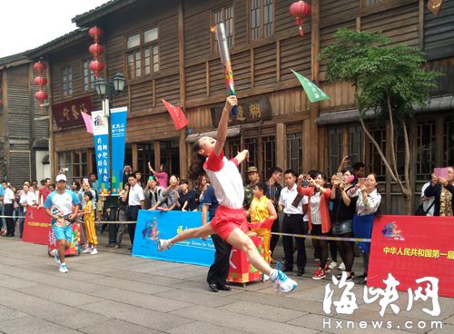 第99棒火炬手林姝敏,再現奧運火炬傳遞時空中一字馬動作