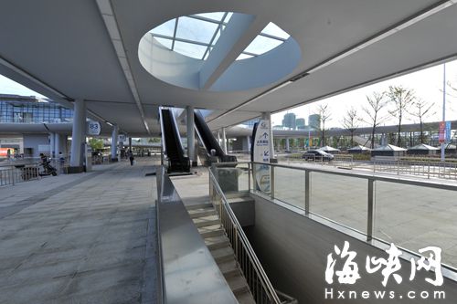 新公交站可乘扶梯至二樓直達進站口，也可走樓梯至地下等的士