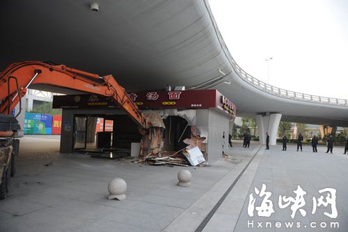 周邊村民在火車南站出站口違建出租牟利