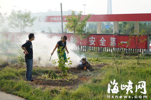 一墻之隔就是加油站，女子不聽勸阻執意燒草