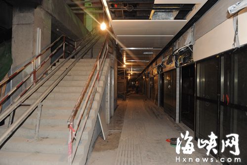 圖片右側(cè)的屏蔽門正進行開合調(diào)試，確保安全運行--葫蘆陣站車站站廳層裝修