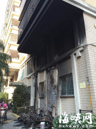 五輛電動車被燒毀，相鄰外墻被熏黑