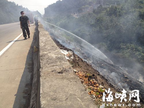 垃圾焚燒后冒濃煙，環(huán)保部門協(xié)調(diào)滅火