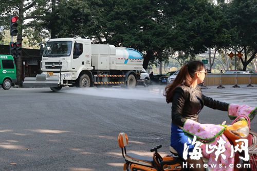灑水車(chē)路過(guò)時(shí)，噴灑的水裹著灰塵沖向路人，讓人避之不及