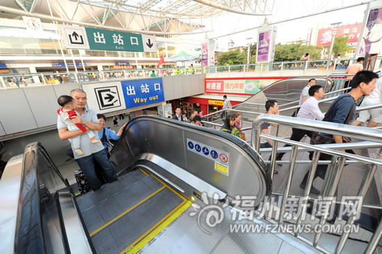 拆舊裝新完成　火車站南廣場出站電梯昨投用(圖)