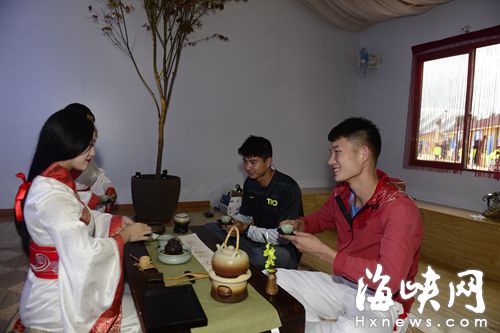 運動員們品嘗福州的好茶，感受茶文化